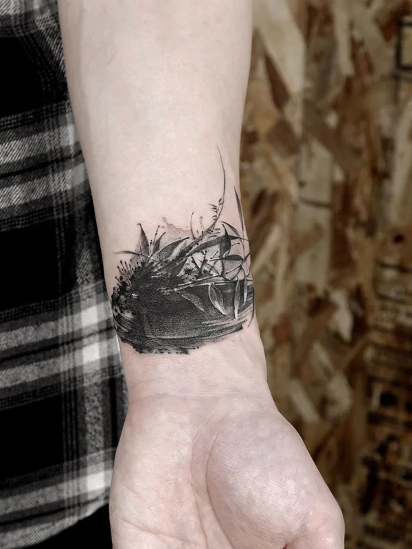 black and grey blackwork татуировка на wrist #34860 | Тату мастер Ati