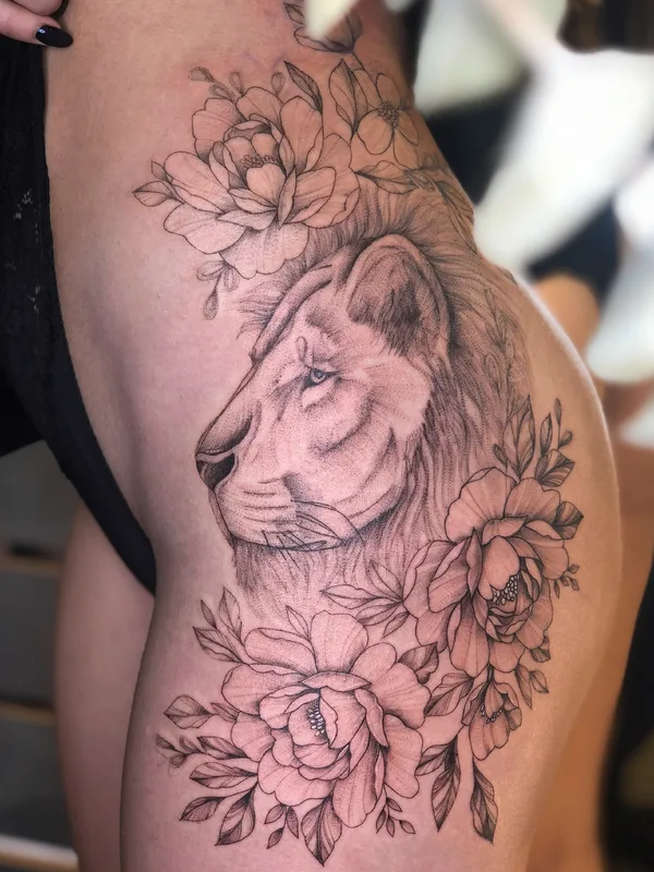 female black and grey black and grey tatuaje en thigh #34878 | Tatuador Стрелкова Екатерина