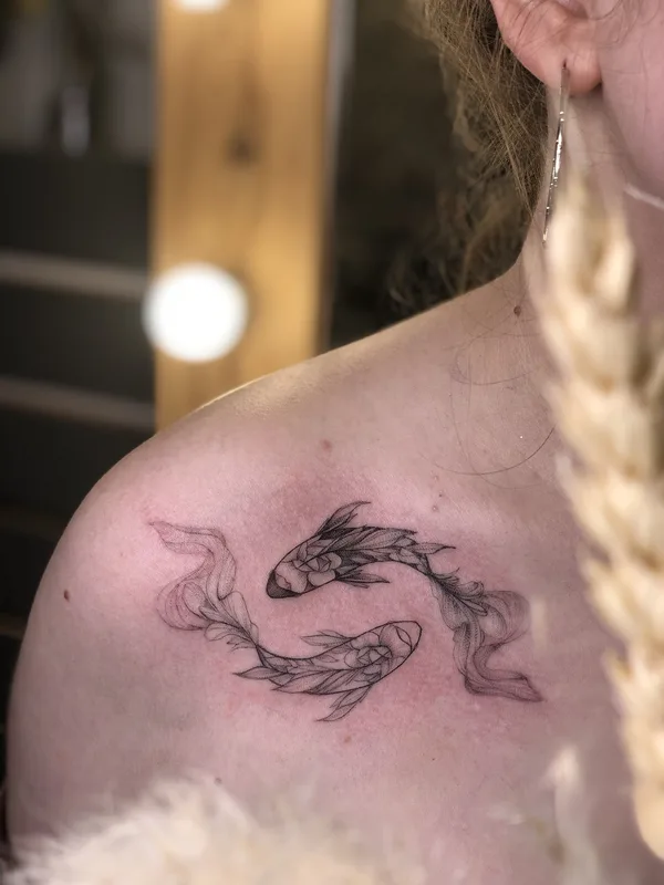 female black and grey fineline tatuaje en shoulder #34877 | Tatuador Стрелкова Екатерина