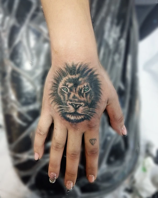 Реализм Lion tattoo на Тыльная сторона кисти