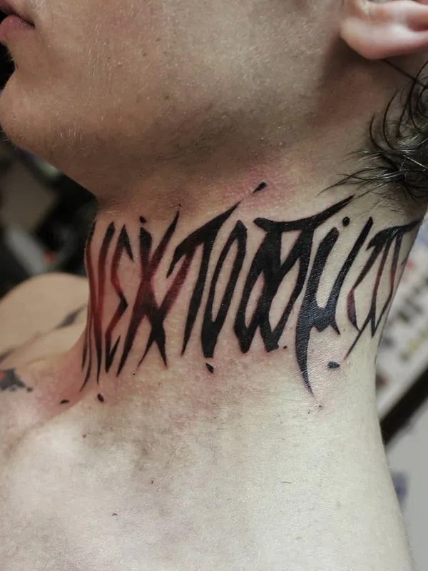 black lettering Tatuaggio su neck #35117 | Tatuatore Nikita Kotlyuba