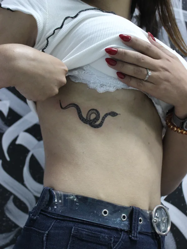 female black linework Tatuaggio su ribcage #35123 | Tatuatore Nikita Kotlyuba