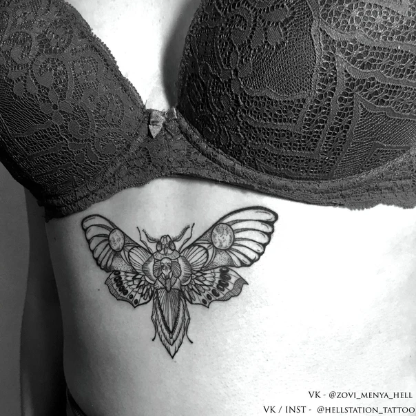Блэкворк Moth, Skull tattoo на Ribcage