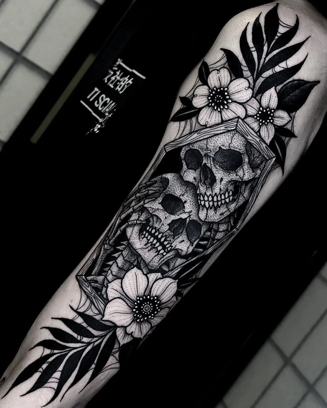 Tatuatore Angelo Parente, tatuaggio nero di horror, grafico, halloween | Stati Uniti