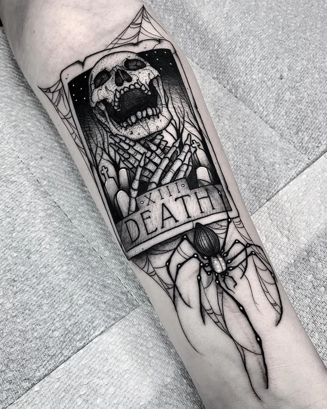 Tatuatore Angelo Parente, tatuaggio nero di horror, grafico, halloween | Stati Uniti