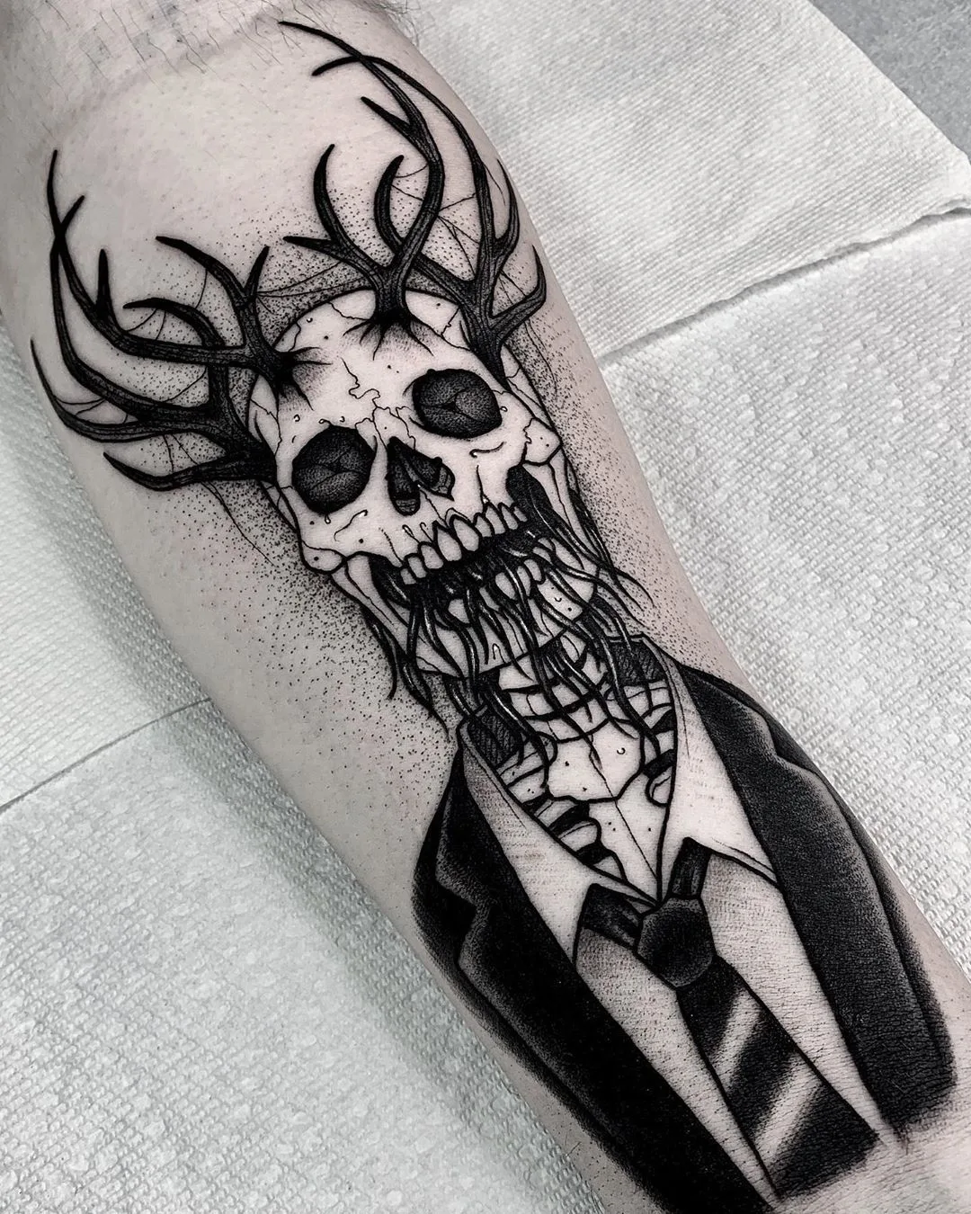 Tatuatore Angelo Parente, tatuaggio nero di horror, grafico, halloween | Stati Uniti