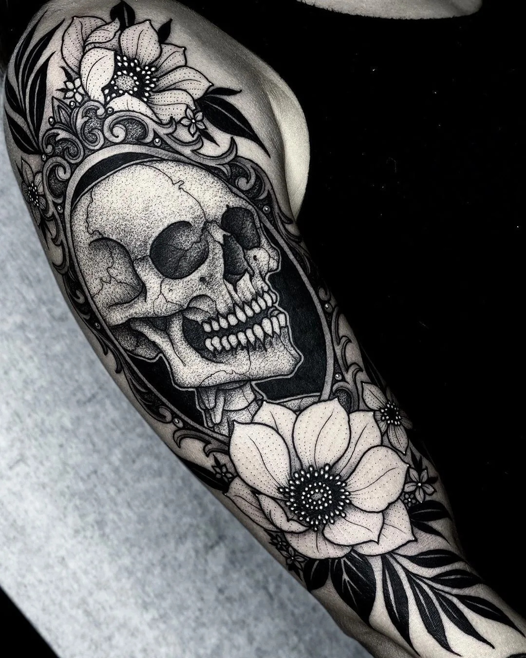 Tatuatore Angelo Parente, tatuaggio nero di horror, grafico, halloween | Stati Uniti