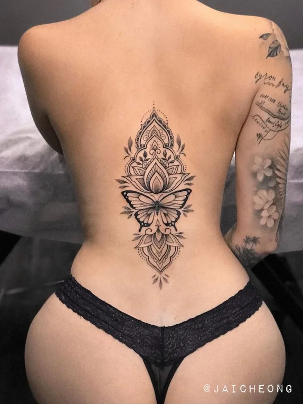 female black ornamental Tatuaggio su lower back #38763 | Tatuatore Jai Cheong