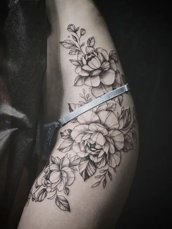 female black and grey botanic Tatuaggio su thigh #49590 | Tatuatore Roxy Tattoo