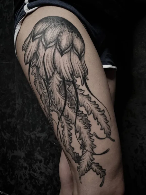 black and grey blackwork Tatuaggio su thigh #49584 | Tatuatore Roxy Tattoo