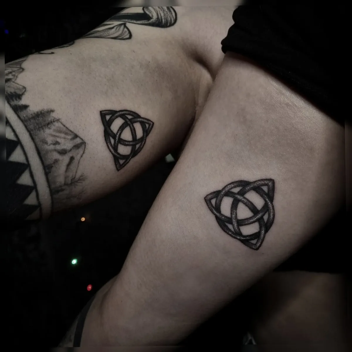 Zwei aufeinander abgestimmte keltische Knotenmuster-Tattoos auf beiden Unterarmen, in Schwarz-Grau ausgeführt.