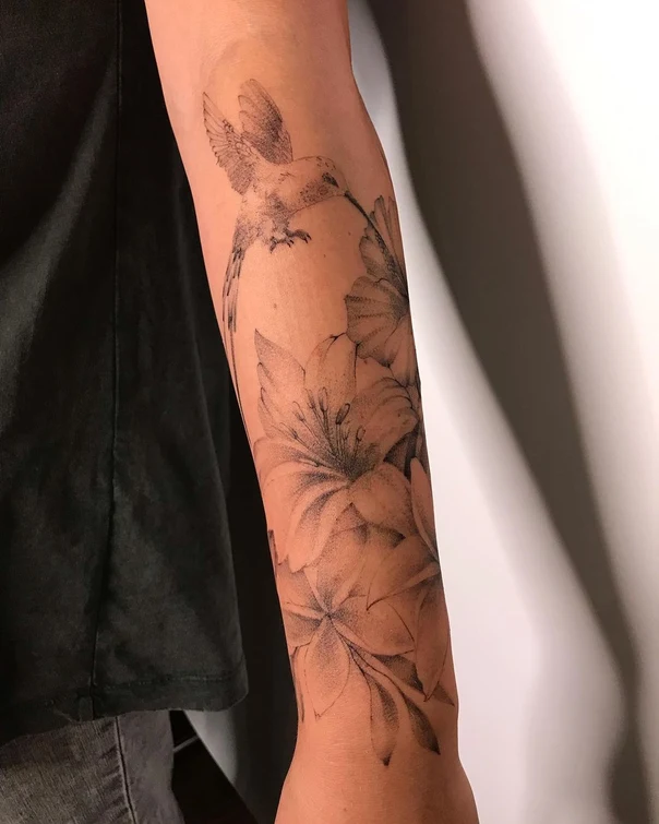 Чёрно-серая Hummingbird, Flowers tattoo на Предплечье
