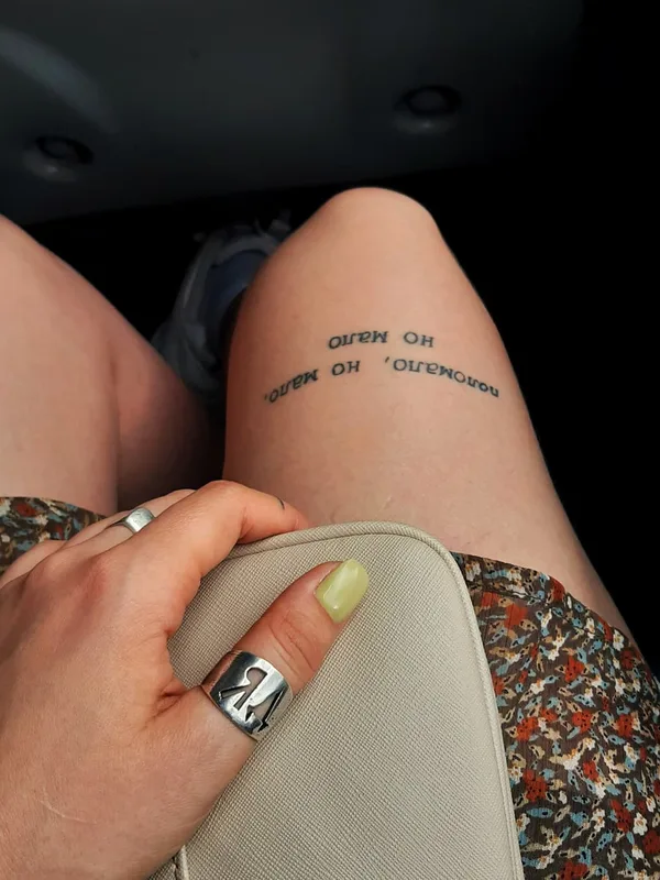 female black lettering 纹身 在 thigh #49688 | 纹身师 Виктория