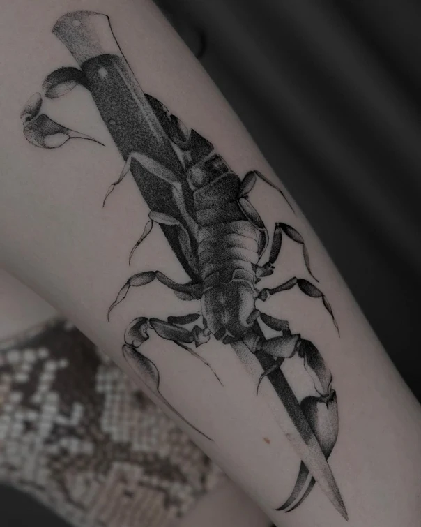 Чёрно-серая Scorpion tattoo на Предплечье