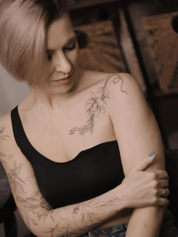 female black linework 纹身 在 shoulder #49825 | 纹身师 Дарья Третьякова