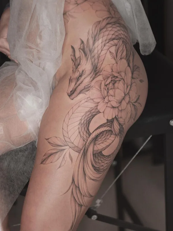 female black and grey linework 纹身 在 thigh #49818 | 纹身师 Дарья Третьякова