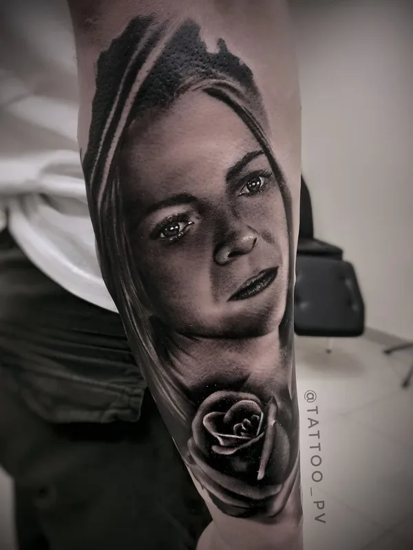 female black and grey realism 纹身 在 forearm #49873 | 纹身师 Виктор Павлюченко