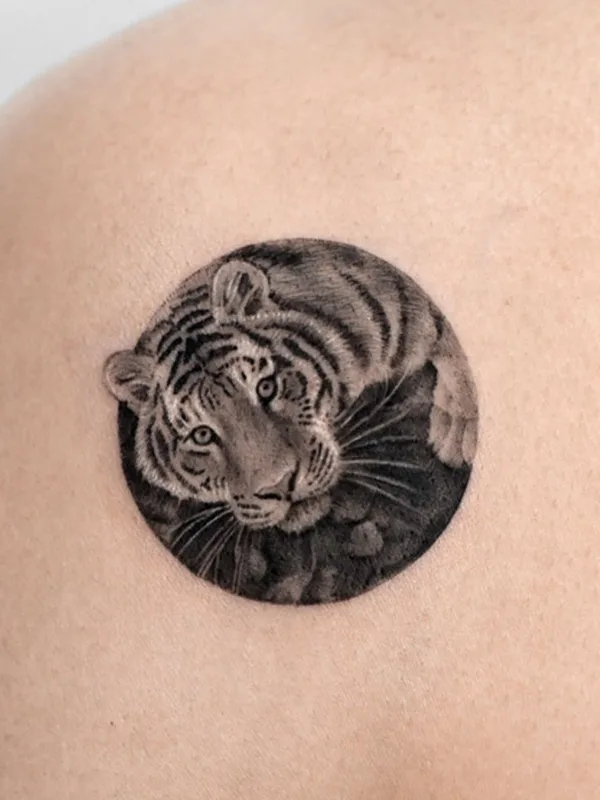 black and grey realism 타투 부위 shoulder #49897 | 타투이스트  Ria Kim