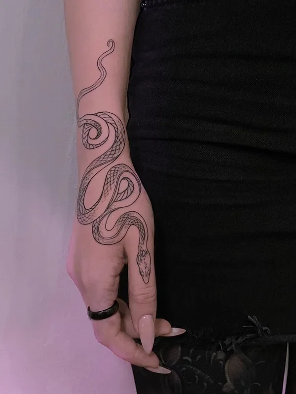 female black and grey linework 타투 부위 hand #49914 | 타투이스트 Анна Славная