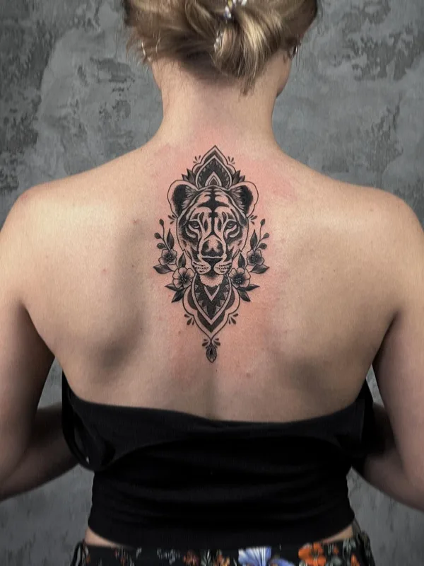 female black blackwork Tatuaggio su upper back #50161 | Tatuatore Святослав Синяшин