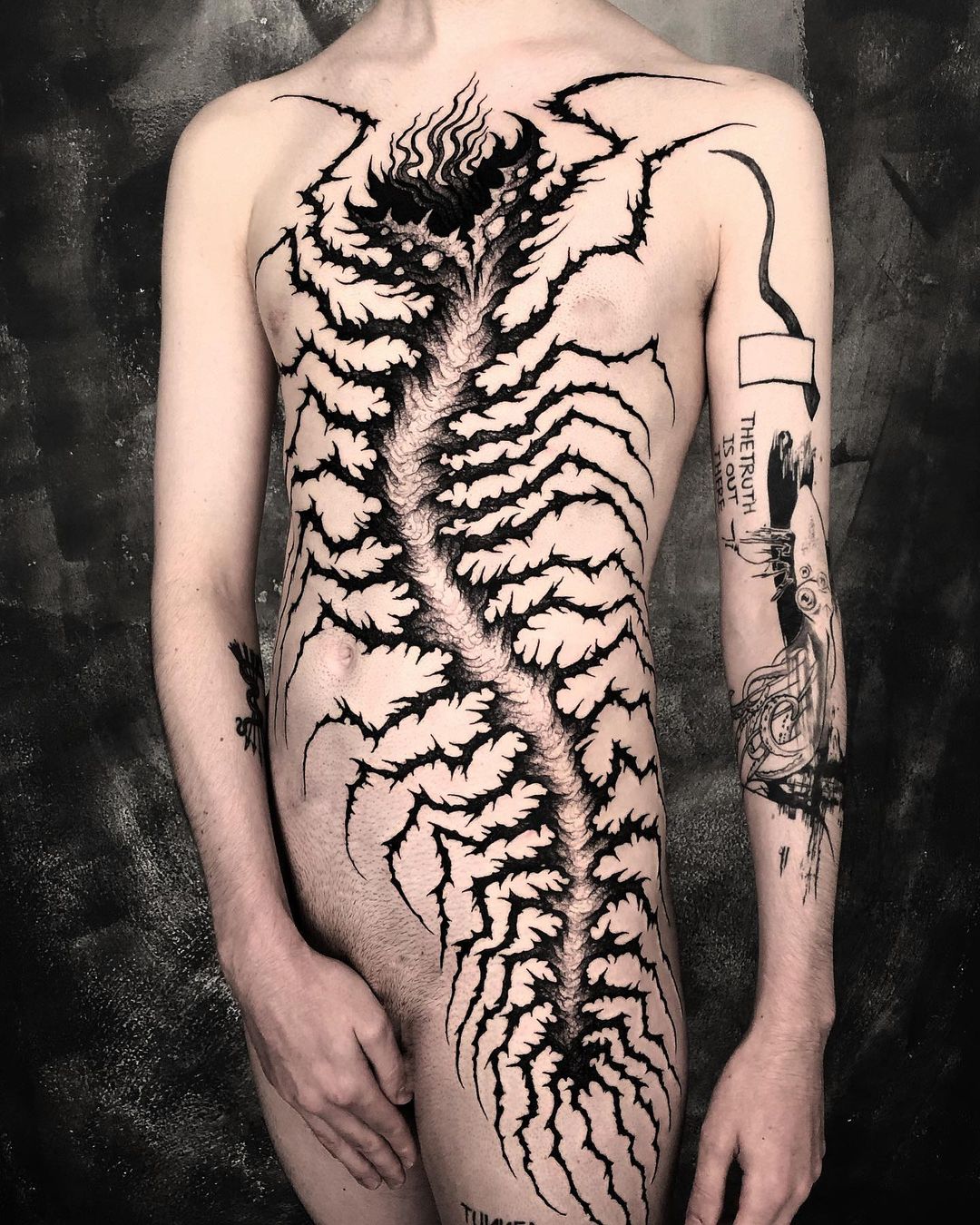 Bold Geometric Tattoos Cover the Body in Mesmerizing Mandala Designs |  Search by Muzli