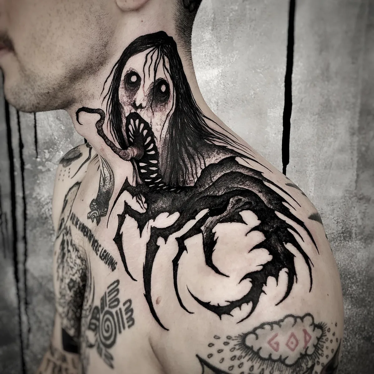 Tatuagem negra no pescoço