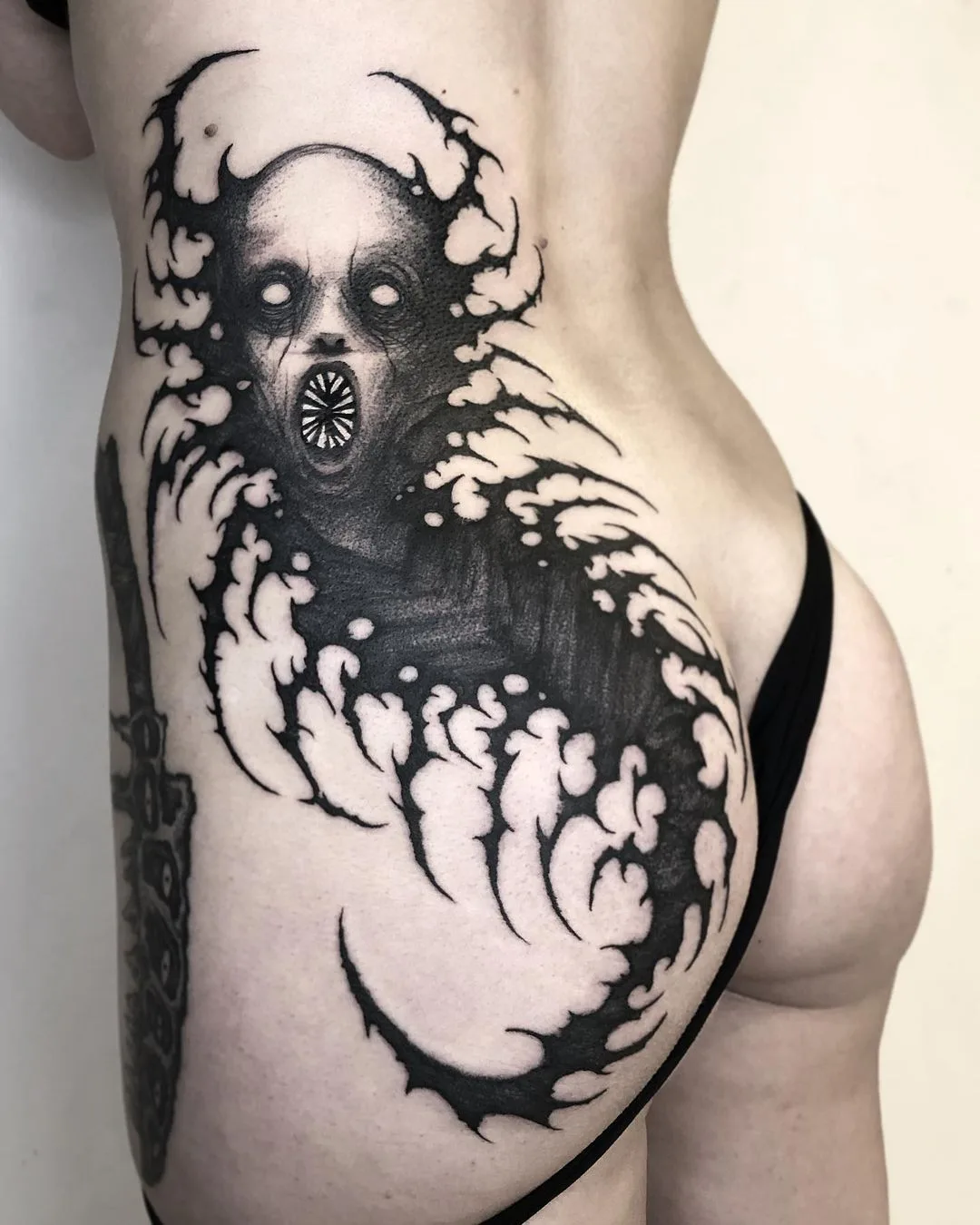 Tatuagem negra nas costas