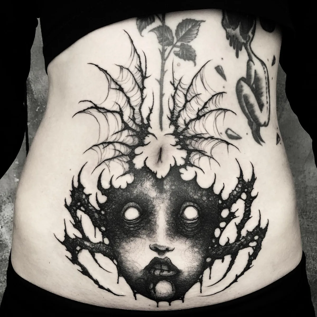 tatuagem de horror no abdômen