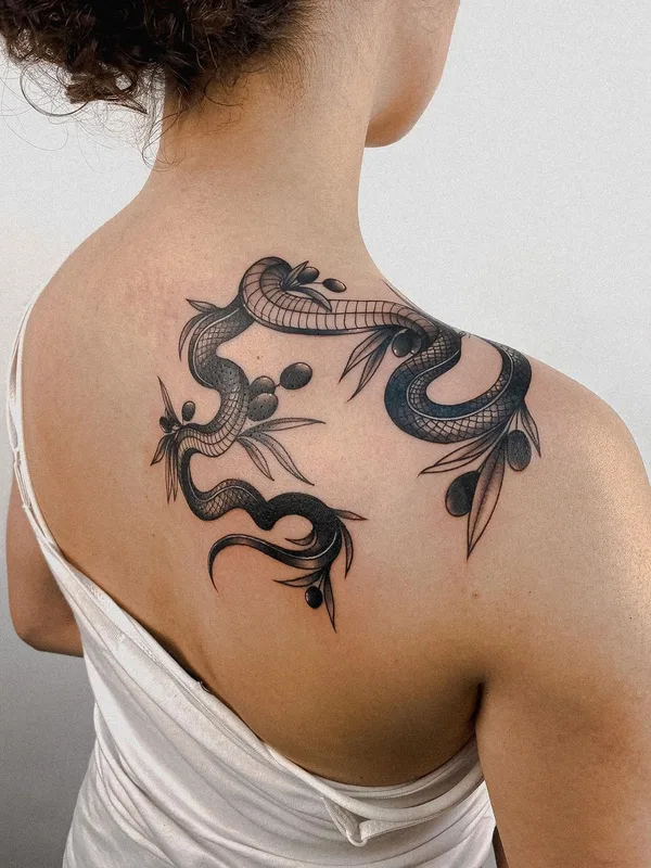 female black and grey linework татуировка на shoulder blade #50220 | Тату мастер Игорь