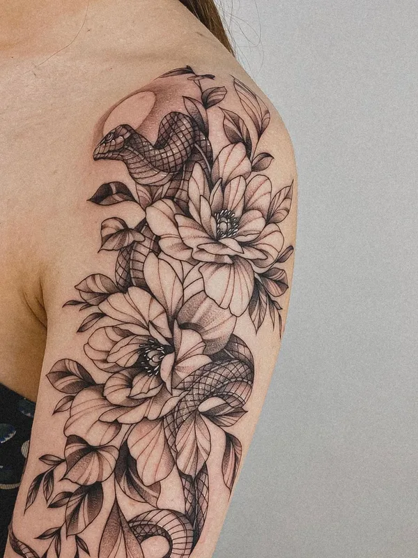 female black and grey blackwork татуировка на shoulder #50215 | Тату мастер Игорь