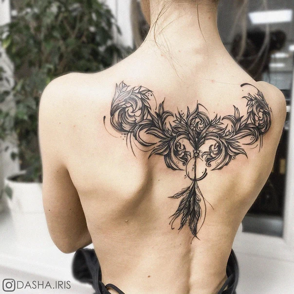 Орнаментальная Floral, Feather tattoo на Верхняя часть спины