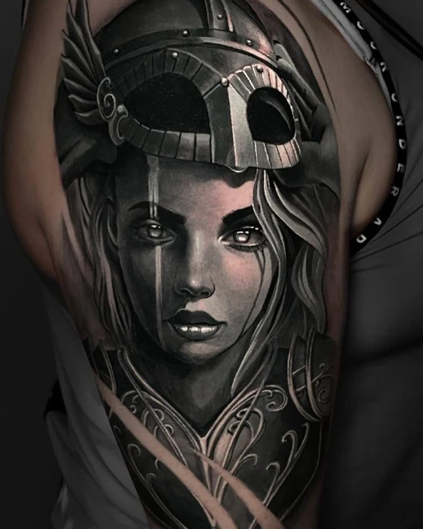 Реализм Warrior, Helmet tattoo на Плечо