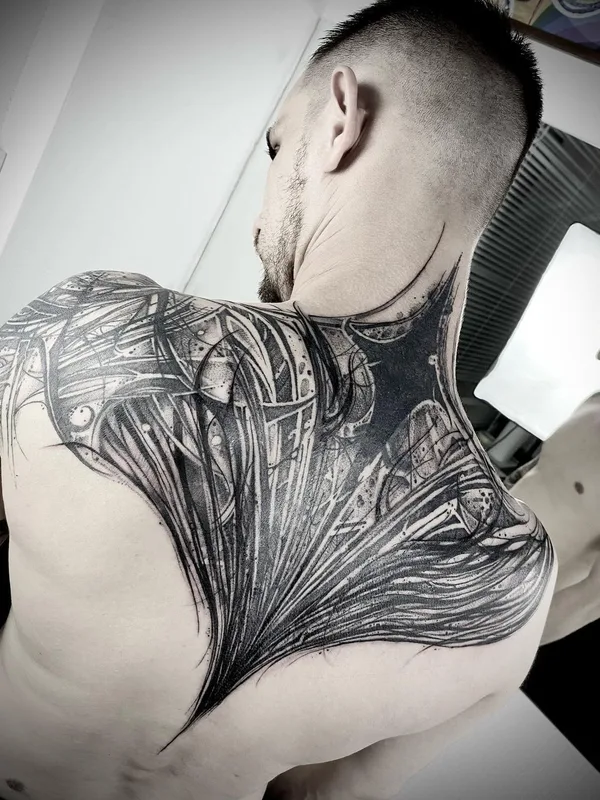 male black and grey biomechanical tatouage sur back #50472 | Artiste tatoueur Иджи Тредгуд