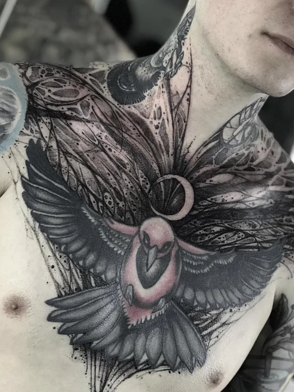 male black and grey blackwork tatouage sur chest #50468 | Artiste tatoueur Иджи Тредгуд