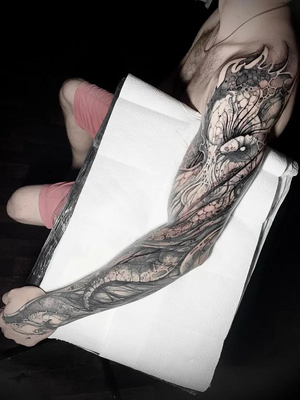 male black and grey biomechanical tatouage sur full sleeve #50470 | Artiste tatoueur Иджи Тредгуд