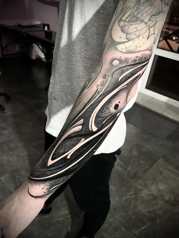 black and grey abstract tatouage sur full sleeve #50477 | Artiste tatoueur Иджи Тредгуд