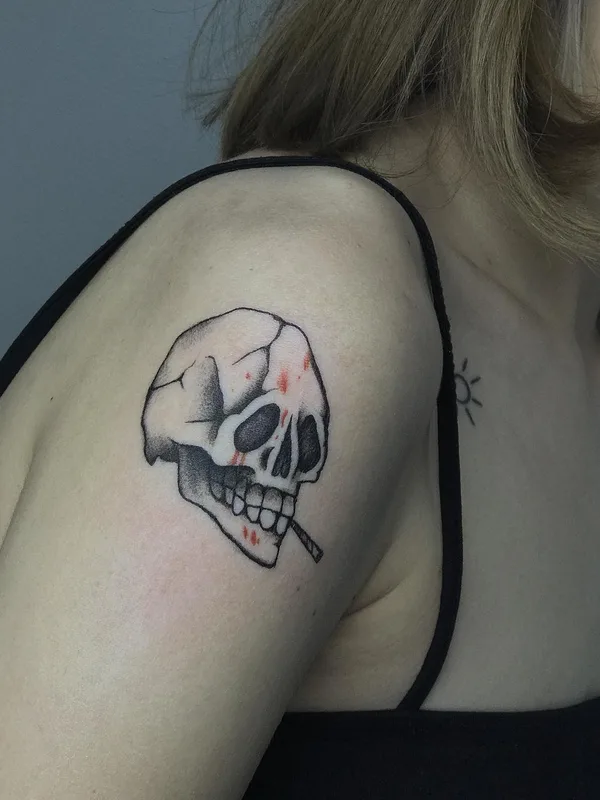 female black and grey blackwork 纹身 在 shoulder #50630 | 纹身师 Носик Собачкин