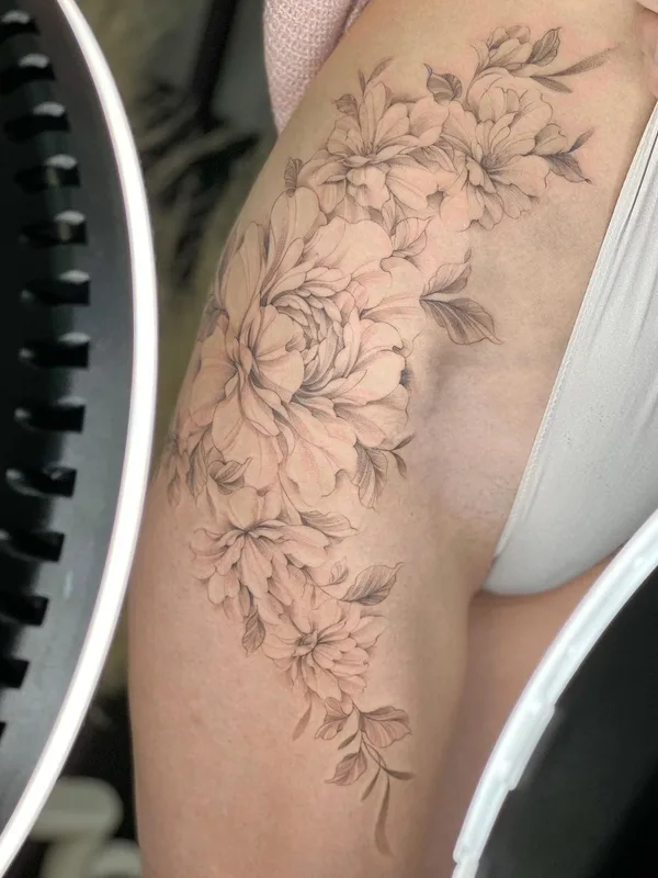 female black and grey botanic tatuaje en thigh #50670 | Tatuador Алина Чеботарева