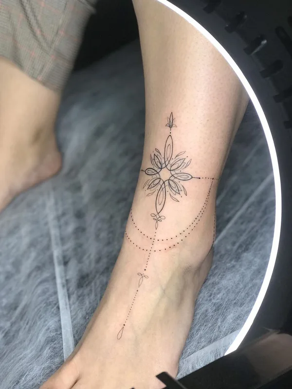 female black linework tatuaje en ankle #50658 | Tatuador Алина Чеботарева