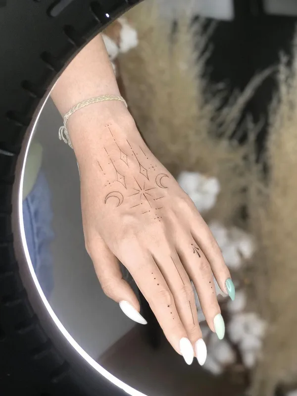female black fineline tatuaje en hand #50664 | Tatuador Алина Чеботарева