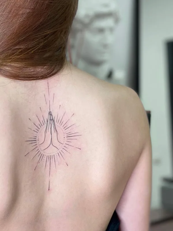 female black fineline Tatuaggio su upper back #50730 | Tatuatore Валерия Литвищенко