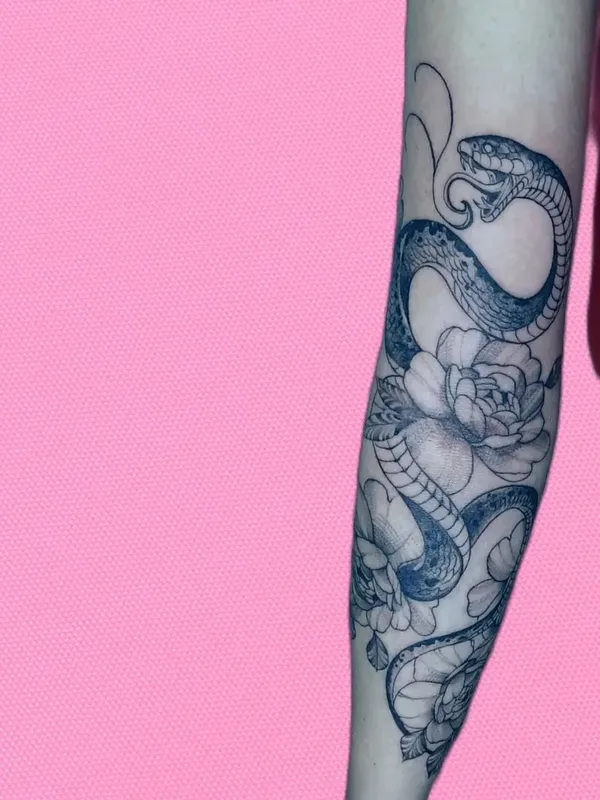 black and grey black and grey tatuaje en forearm #50739 | Tatuador Владислав Ретунский
