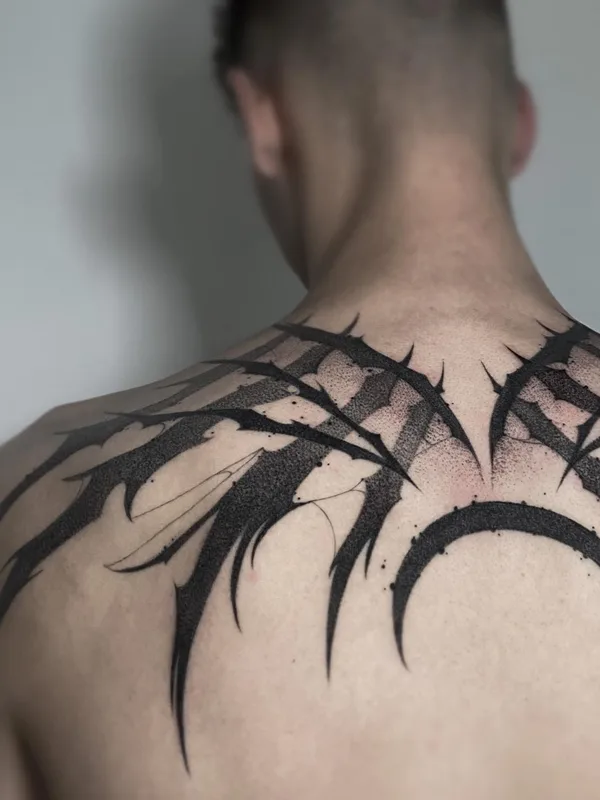 male black blackwork tattoo auf upper back #50771 | Tätowierer Александра Летягина