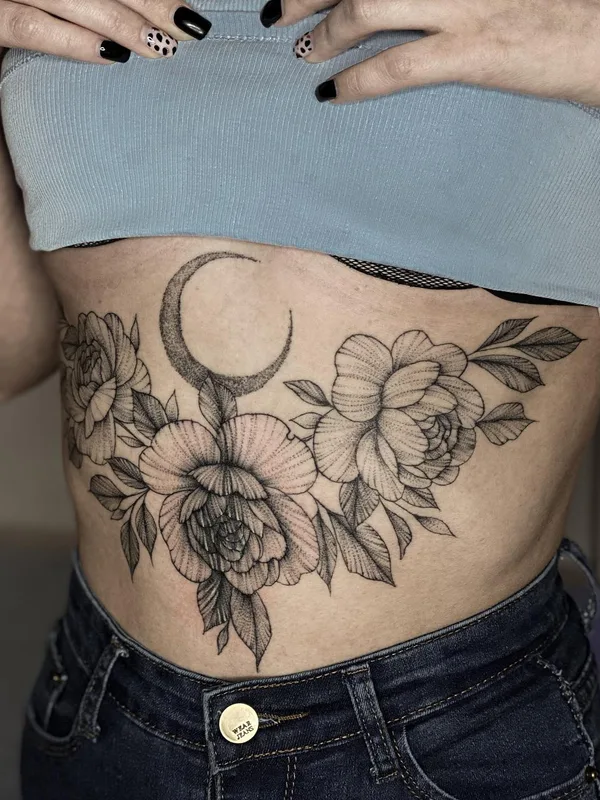 female black and grey blackwork tatuaje en ribcage #50848 | Tatuador Александр Уколов