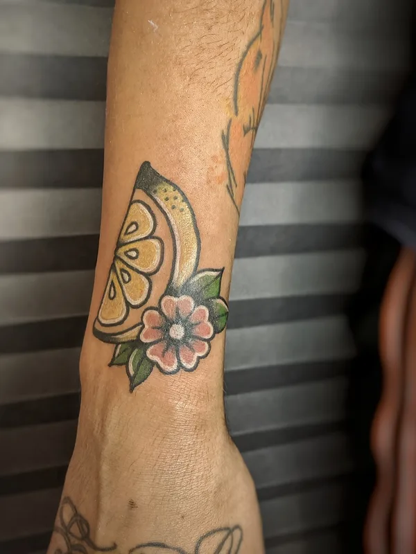 color traditional tatouage sur wrist #50876 | Artiste tatoueur Артур Михайлов