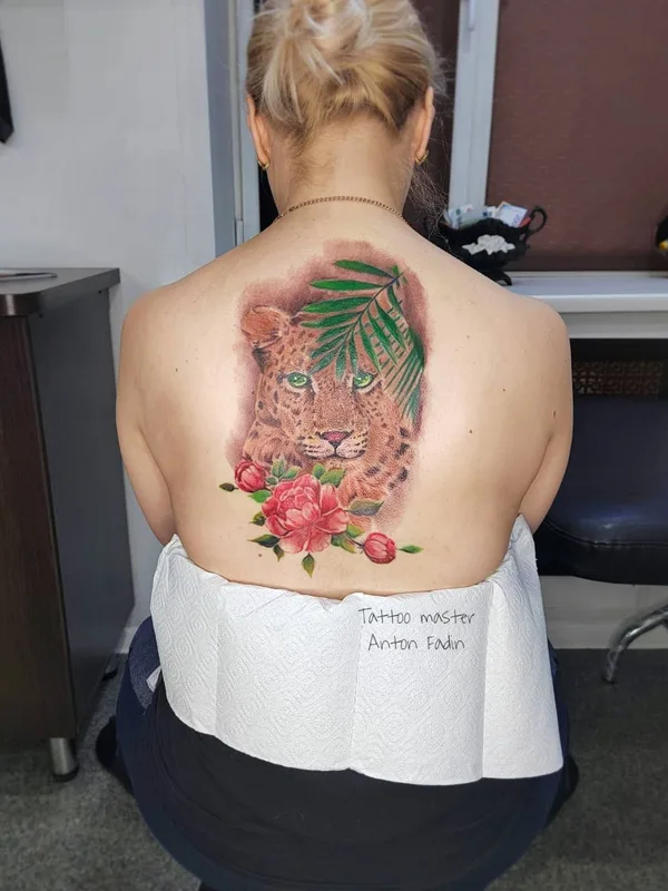 female color realism татуировка на upper back #50898 | Тату мастер Антон Фадин