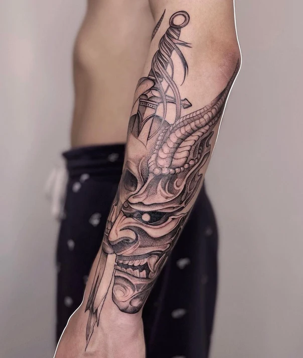 Чёрно-серая Oni mask, Sword tattoo на Предплечье