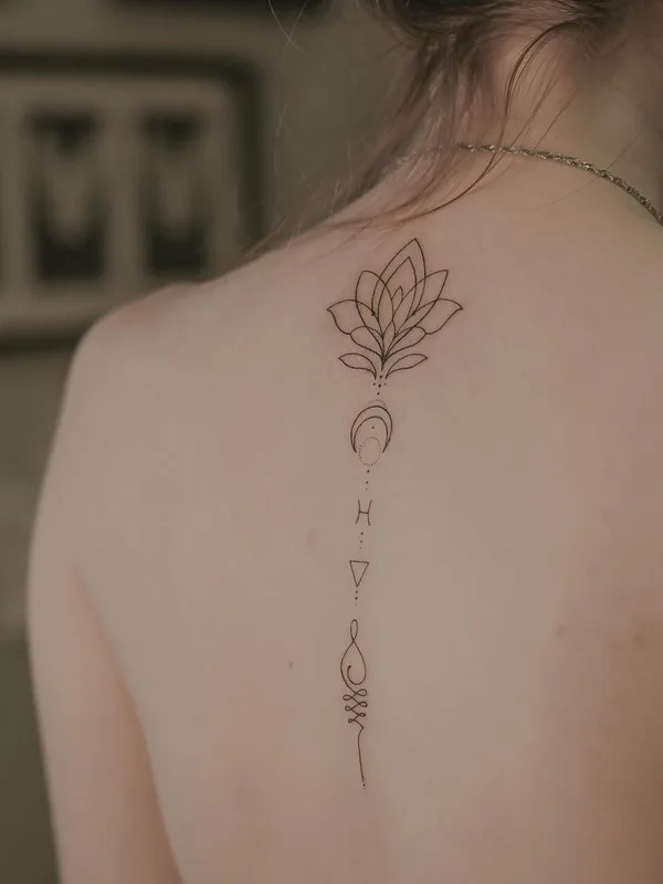 female black fineline 타투 부위 upper back #50963 | 타투이스트 Лена Осень