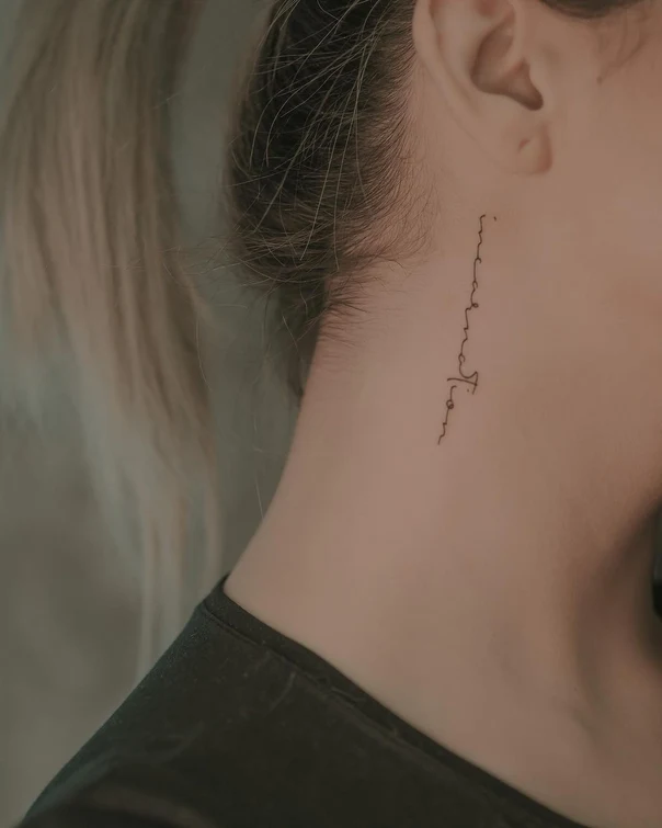 Файнлайн Text tattoo на Шея