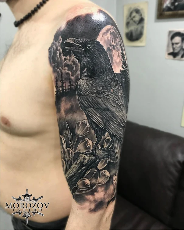 Чёрно-серая Raven, Moon tattoo на Полный рукав